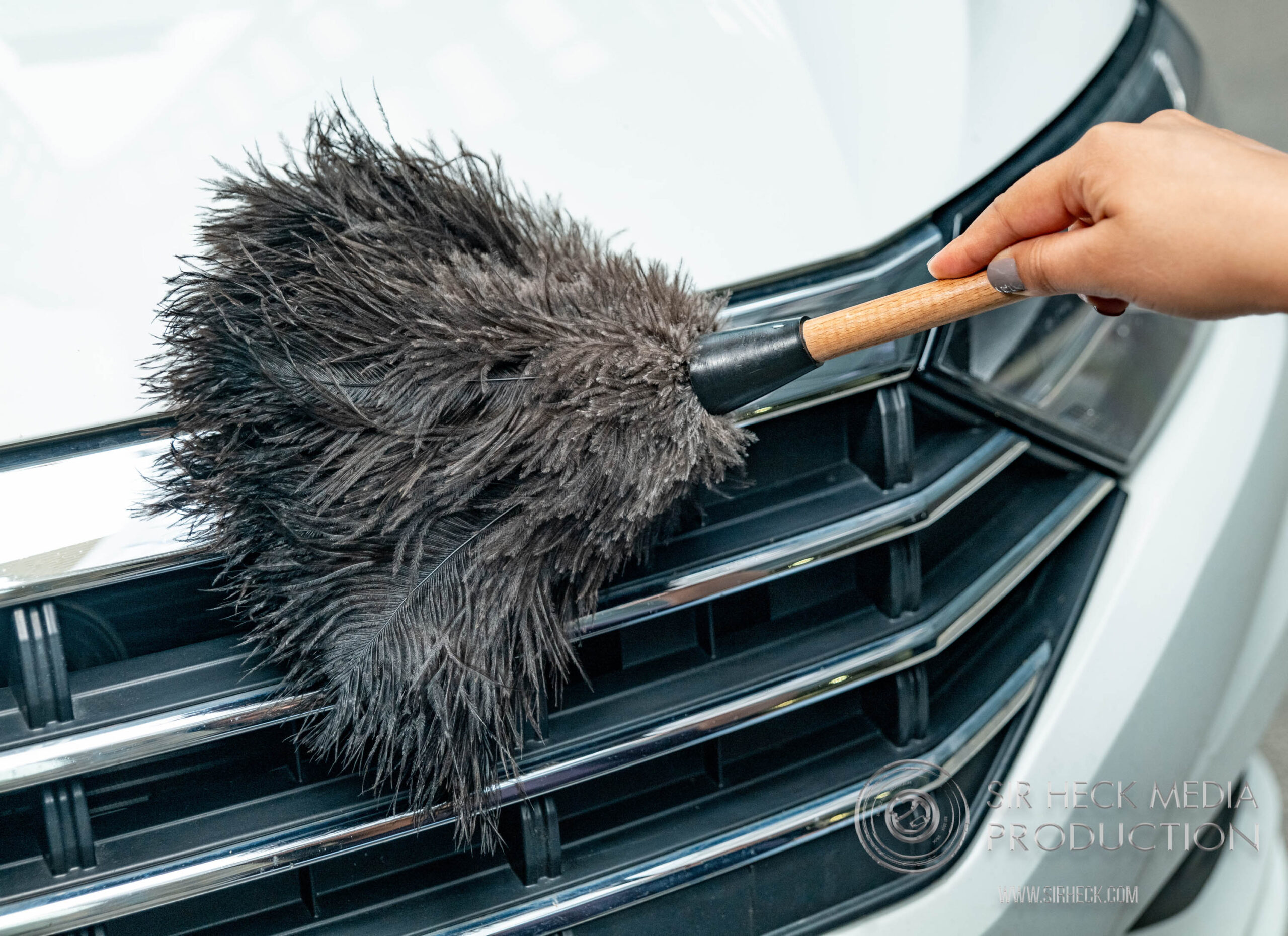 Vehicle hood reflection dusting