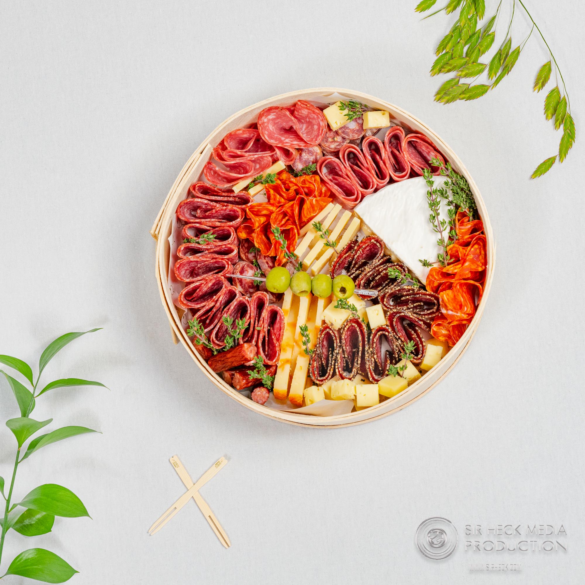 Deluxe charcuterie presentation