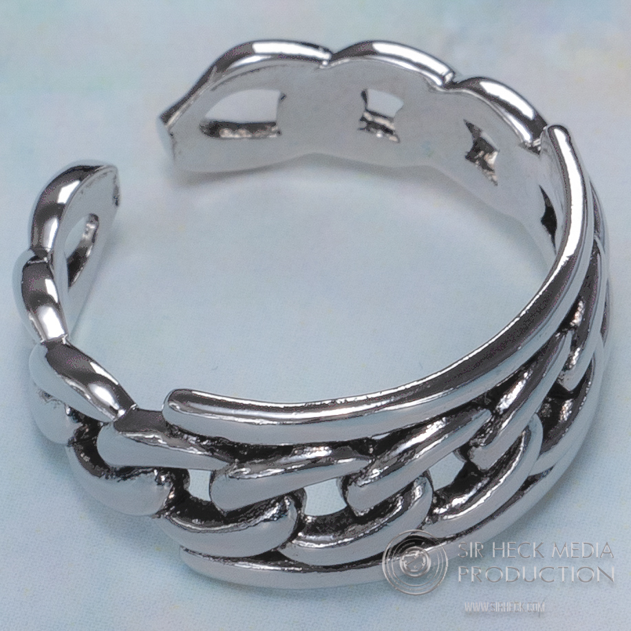 Macro photography — Cushion-cut sapphire cocktail ring