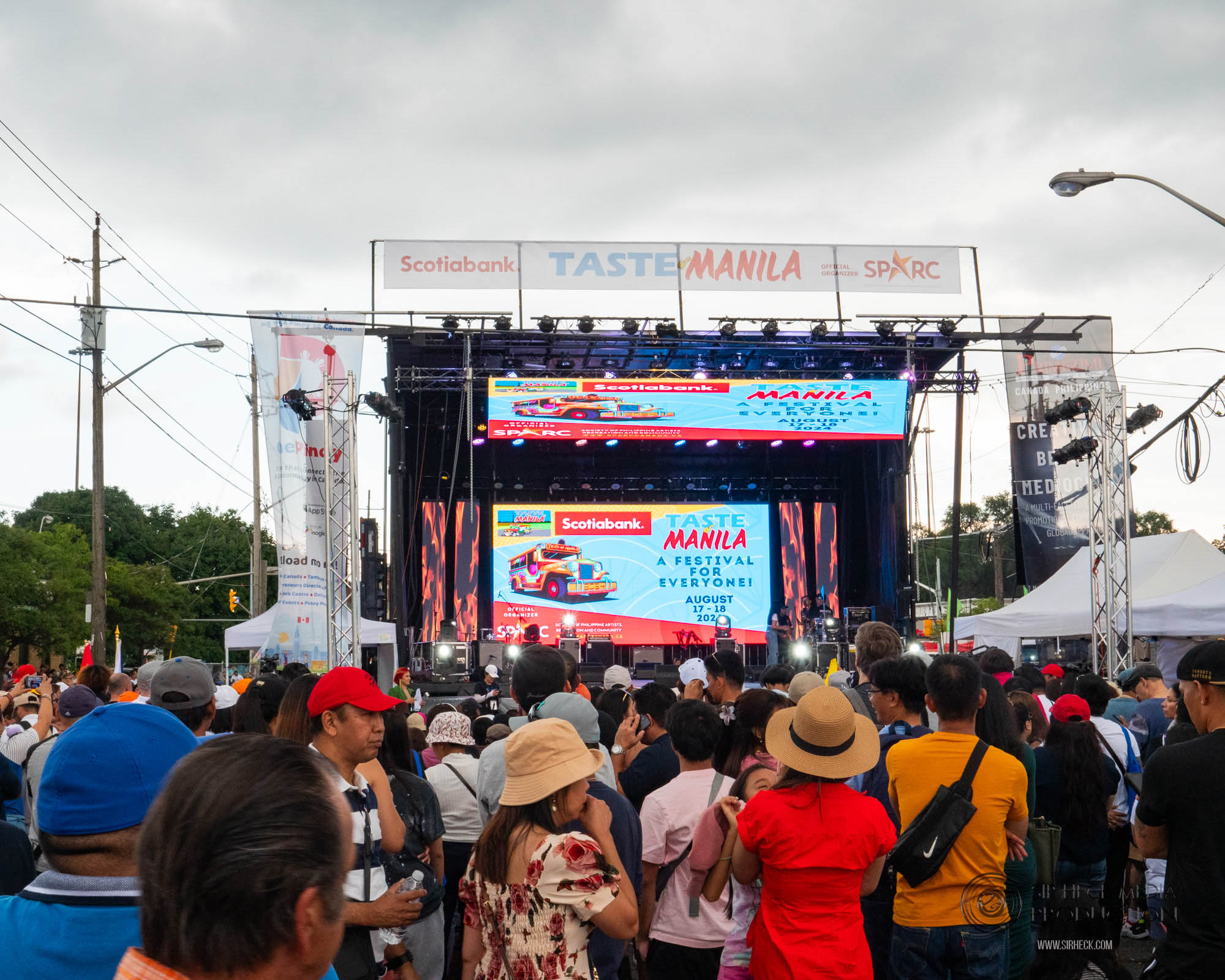 Crowd capturing performance on mobile devices